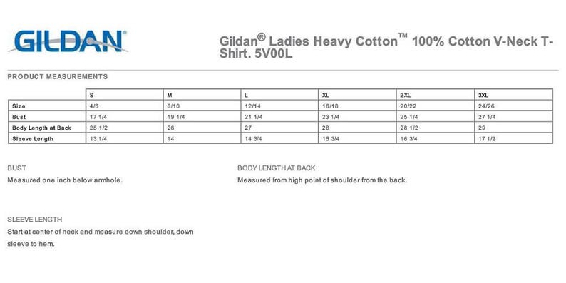 Puede incluir: Tabla de tallas para una camiseta de cuello en V de algod&oacute;n pesado para mujer Gildan. La tabla muestra las tallas S a 3XL con medidas en pulgadas para el busto, la longitud del cuerpo en la espalda y la longitud de la manga.