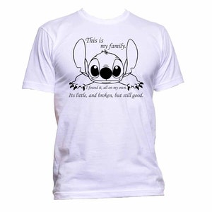 Puede incluir: Camiseta blanca con una ilustraci&oacute;n en blanco y negro de Stitch de Lilo & Stitch. El texto "This is my family. I found it, all on my own. Its little, and broken, but still good." est&aacute; impreso debajo de la ilustraci&oacute;n.