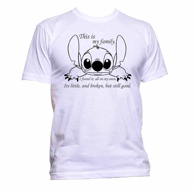 Puede incluir: Camiseta blanca con una ilustraci&oacute;n en blanco y negro de Stitch de Lilo & Stitch. El texto "This is my family. I found it, all on my own. Its little, and broken, but still good." est&aacute; impreso debajo de la ilustraci&oacute;n.