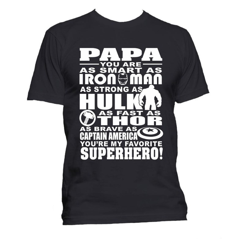 Puede incluir: Camiseta negra con texto blanco que dice "Papa Eres Tan Inteligente Como Ironman Tan Fuerte Como Hulk Tan R&aacute;pido Como Thor Tan Valiente Como Capit&aacute;n Am&eacute;rica Eres Mi Superh&eacute;roe Favorito!"