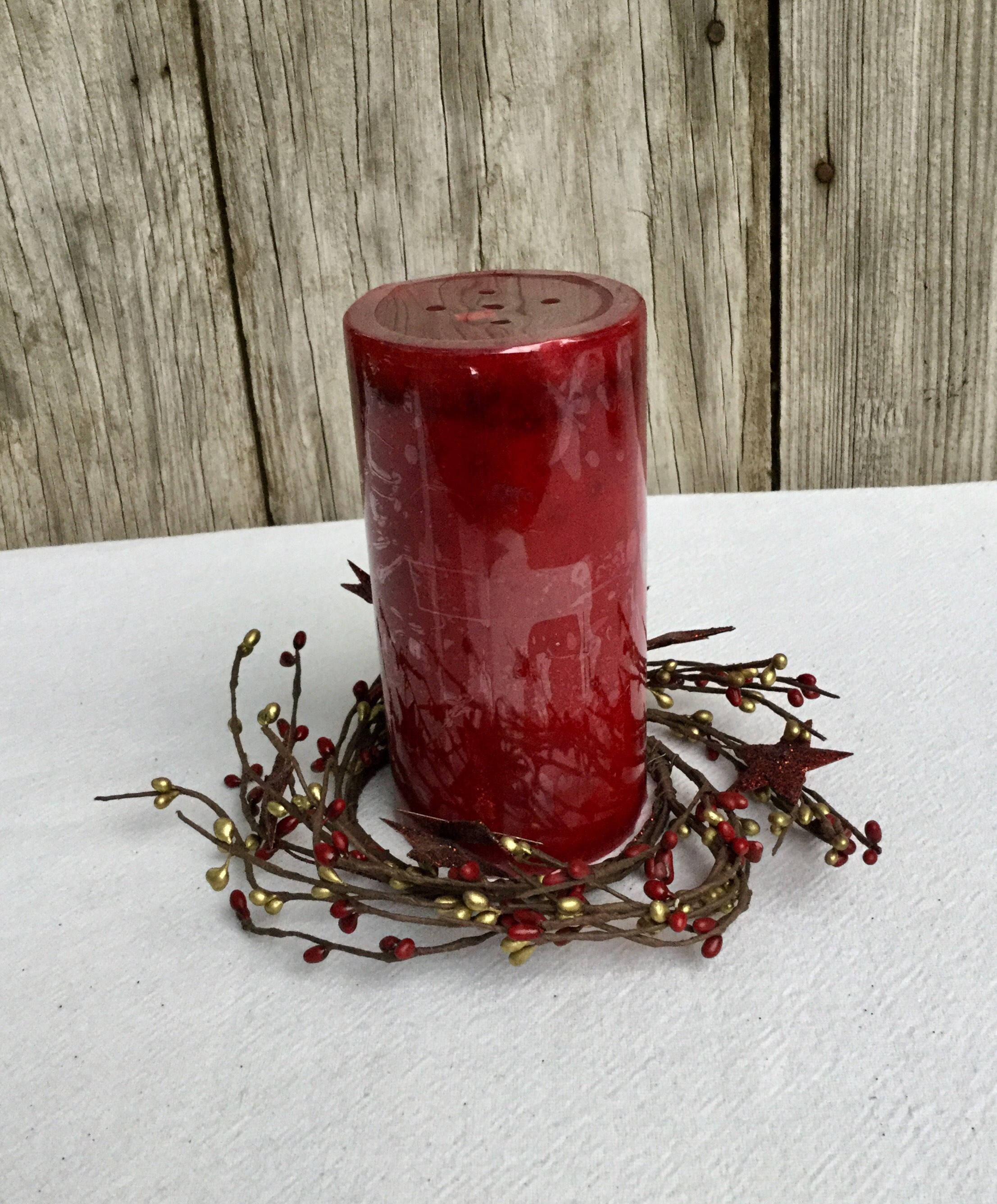 Red and Gold Pip Berry Candle Ring with Red Stars