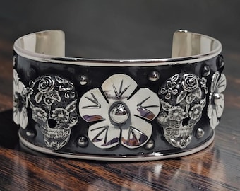 Verstellbares Damenarmband aus 925er Sterlingsilber mit Catrinas und geprägten Blumen