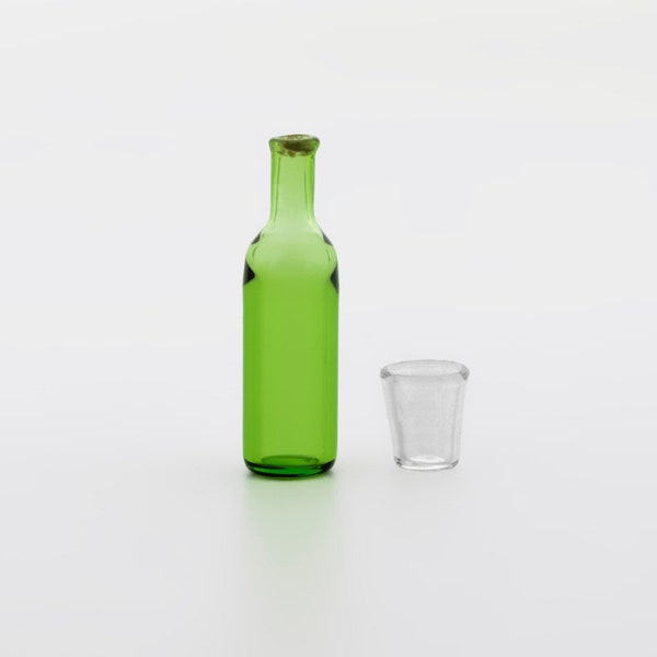 Grüne Flasche mit mundgeblasenem Glas Becher im Maßstab 1:12
