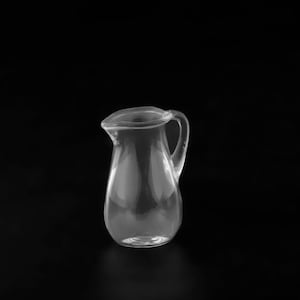 Krug aus mundgeblasenem Glas im Maßstab 1:12