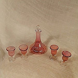 Decanter with four cranberry-colored glasses 1/12 scale