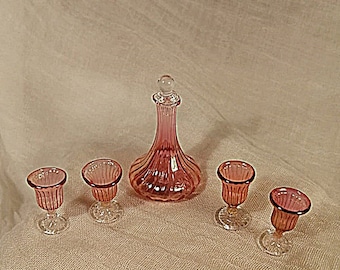 Decanter with four cranberry-colored glasses 1/12 scale