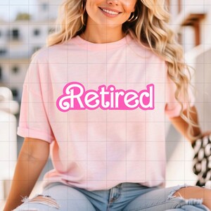 Könnte beinhalten: Ein pinkfarbenes T-Shirt mit dem Wort "Rentner" in Weiß, das in Pink umrandet ist.