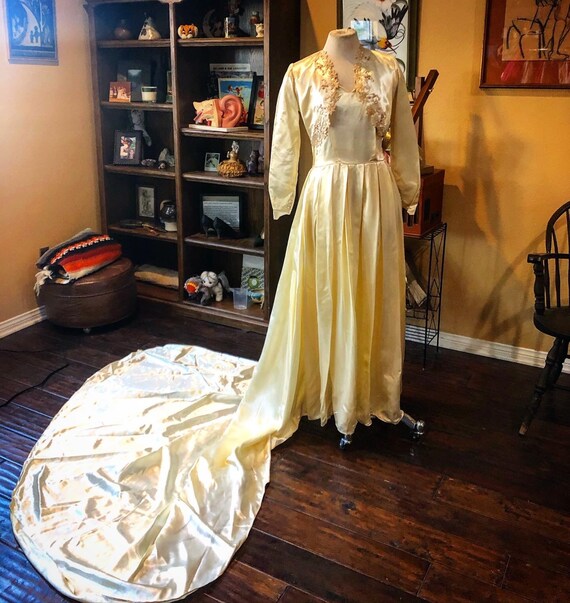 Vintage 1940’s Ivory Satin Wedding Gown