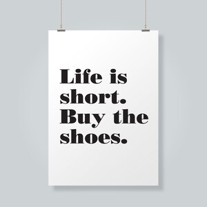 La vida es corta. Compra los zapatos. - Arte de tipografía imprimible - Cotizaciones imprimibles