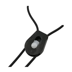 Pode incluir: Um bloqueio de cordão de plástico preto com um deslizador de plástico branco. O bloqueio de cordão é usado para ajustar o comprimento de um cordão ou corda.