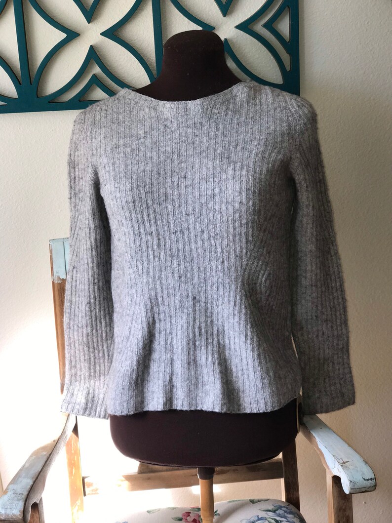 Vintage Ladies Banana Republic Italian Wool Sweater Cream & Gray Yarn by Filpucci Size M On the Shoulder peplum Flair Waist image 3