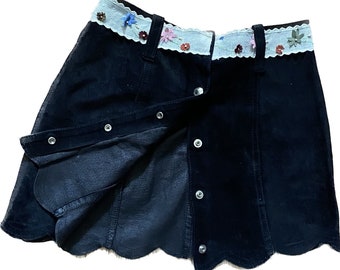Mini-jupe en daim noir vintage super mignonne - Taille Junior M - Vers 1970 OOAK passants de ceinture pression sur le devant