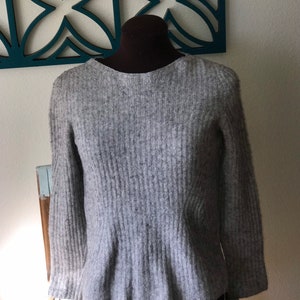 Vintage Ladies Banana Republic Italian Wool Sweater Cream & Gray Yarn by Filpucci Size M On the Shoulder peplum Flair Waist image 2