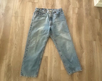Calça Levi's 569 vintage - Tamanho 36 x 30 (veste 35,5 x 29,5) - Cintura média - Modelagem folgada - Lavagem desbotada com efeito grunge.