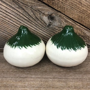 Set/2 Onion Salt & Pepper Shakers / Vintage White Onion Salt and Pepper / Retro Salt and Pepper Shakers / Collectible Salt and Pepper Shaker