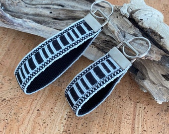 Black and White Boho Keyfob / Boho KeyChain / Bohemian Style / Keychain Wristlet / Unisex Keychain / Unisex Keyfob / Artesanal Keyfob