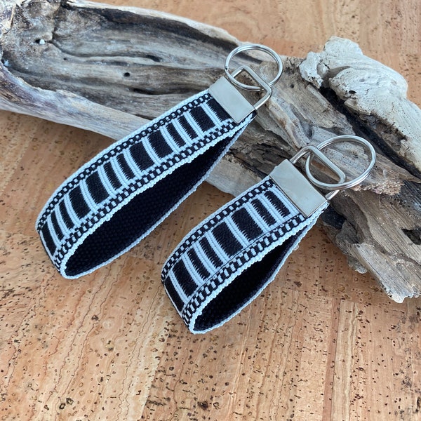 Black and White Boho Keyfob / Boho KeyChain / Bohemian Style / Keychain Wristlet / Unisex Keychain / Unisex Keyfob / Artesanal Keyfob