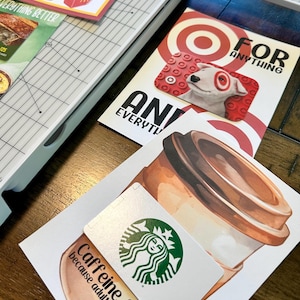 Puede incluir: Una colecci&oacute;n de tarjetas de regalo, que incluye una tarjeta de regalo de Starbucks con el texto "Caffeine first because adulting is hard", una tarjeta de regalo de Target con el texto "For anything", y una tarjeta de regalo con el texto "Any Everything".