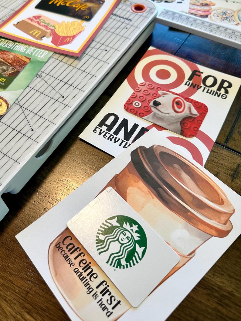 Puede incluir: Una colecci&oacute;n de tarjetas de regalo, que incluye una tarjeta de regalo de Starbucks con el texto "Caffeine first because adulting is hard", una tarjeta de regalo de Target con el texto "For anything", y una tarjeta de regalo con el texto "Any Everything".