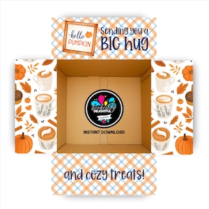 Könnte beinhalten: Ein offener Pappkarton mit Herbstthema. Das Innere der Box ist schlicht, während die Außenseite Illustrationen von Kürbissen und Kaffeetassen aufweist. Der Text enthält "hello PUMPKIN", "Sending you a BIG hug" und "and cozy treats!"