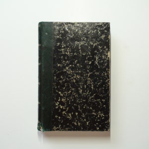 以下が含まれることがあります： 緑色の背表紙と斑点のある表紙を持つ黒い本