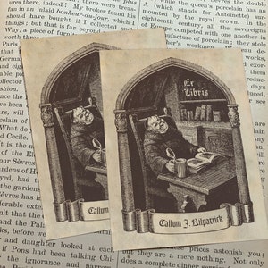 Puede incluir: Dos ex libris de estilo vintage que representan a una figura sentada leyendo, con el texto "Er Libris" en la parte superior y "Callum J. Kilpatrick" en la inferior. Las ilustraciones son en tonos sepia.