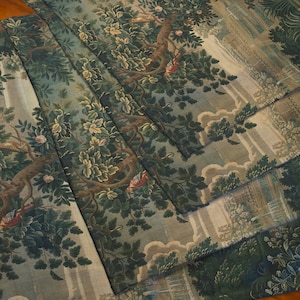 Könnte beinhalten: Ein Satz von fünf Wandteppichen, die eine Waldszene mit Bäumen, Vögeln und Wolken darstellen. Die Wandteppiche sind aus gewebtem Stoff und haben eine Vintage-Ästhetik.