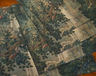 Può includere: Un set di cinque pannelli di arazzo che raffigurano una scena di bosco con alberi, uccelli e nuvole. I pannelli sono realizzati in tessuto tessuto e hanno un'estetica vintage.