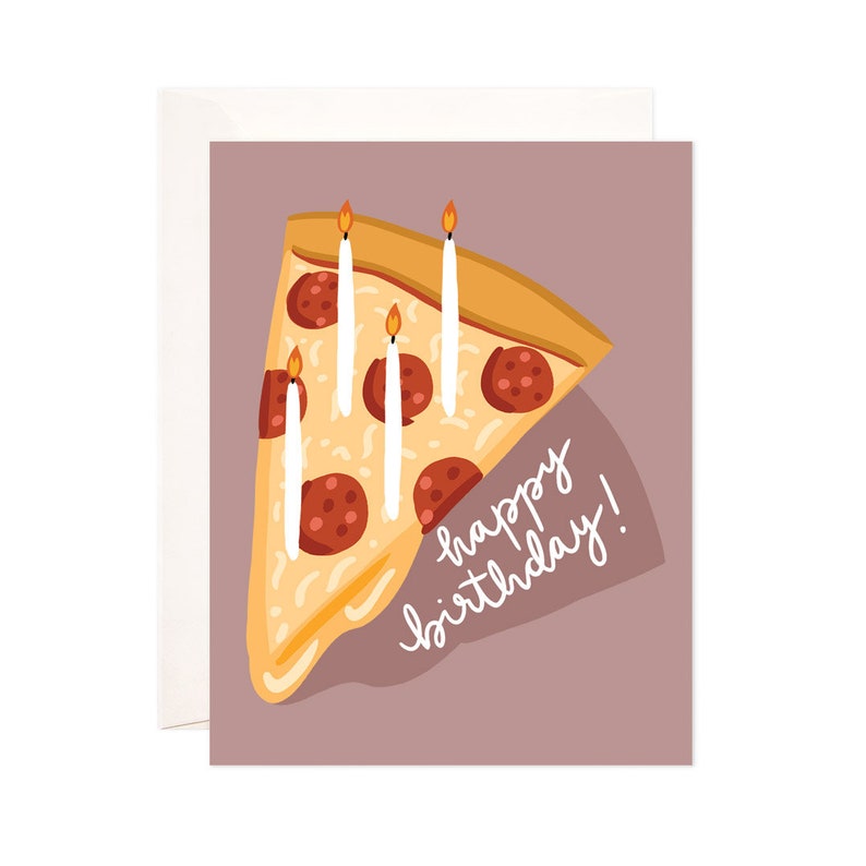 Puede incluir: Una tarjeta de felicitaci&oacute;n con una ilustraci&oacute;n de una rebanada de pizza. La rebanada de pizza tiene pepperoni, queso y velas en la parte superior. El texto "happy birthday!" est&aacute; escrito en blanco sobre un fondo rosa.