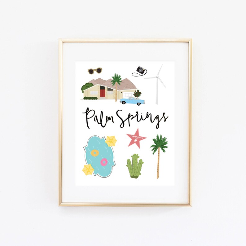 Puede incluir: Una ilustraci&oacute;n enmarcada de Palm Springs, California, que presenta una casa moderna de mediados de siglo, una piscina, un autom&oacute;vil, palmeras, una c&aacute;mara, gafas de sol y una estrella.