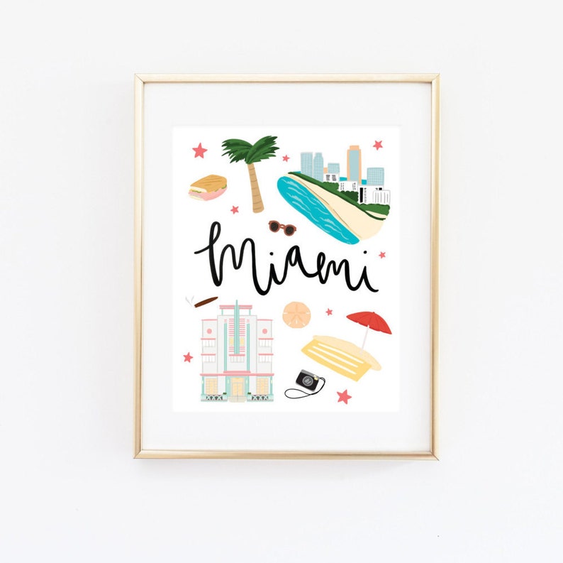 K&ouml;nnte beinhalten: Eine farbenfrohe Illustration von Miami, Florida mit einer Palme, einem Strand, einem Art-Deco-Geb&auml;ude und dem Wort "miami" in schwarzer Schrift.