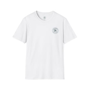 Peut inclure: T-shirt blanc à manches courtes et col rond. Un motif circulaire sur la poitrine porte l'inscription "Blueberry Quiet Patch" en bleu clair. Le t-shirt est fait d'une matière douce et confortable.