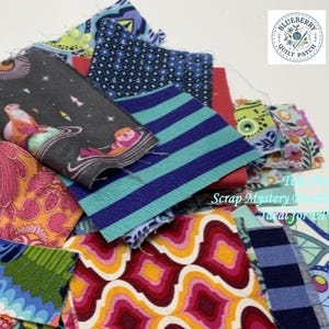 Könnte beinhalten: Eine Sammlung bunter Stoffreste in verschiedenen Mustern und Farben, darunter Streifen, Blumenmuster und abstrakte Designs. Die Stoffstücke sind in Blau-, Rosa-, Rot- und Grüntönen gehalten. Der Text "Scrap Mystery Bundles" ist sichtbar.