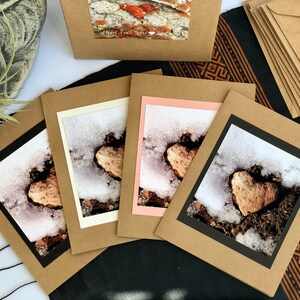 Pink Heart Rock in Snow, Conjunto 31 (preto meia-noite com textura a, rosa b-shimmer, glitter branco c-neve, glitter d-preto)