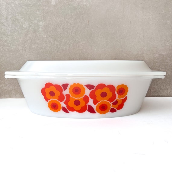Plat Arcopal Vintage – Motif Fleurs Lotus – Orange, Rouge, Jaune – Diamètre 29 Cm – France