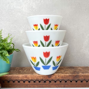 Vintage Fire King Tulip Rührschüsseln: Spritzwasserfester Nistkasten