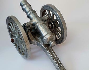 Rare decorative metal cannon model of the Napoleonic Wars.