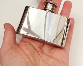 Petaca de acero inoxidable elegante y de tamaño bolsillo