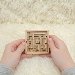 Regalo de laberinto portátil de madera, juego de laberinto de madera hecho a mano para niños, juguete de aprendizaje para niños, actividades preescolares