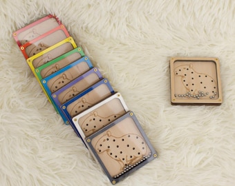 Labirinto de equilíbrio de madeira: brinquedo sensorial de capivara