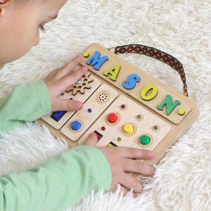 Tableau sensoriel, Jouets personnalisés pour bébé, Tableau occupé pour tout-petits avec nom, Tableaux sensoriels en bois, Tableau d'activités pour bébé