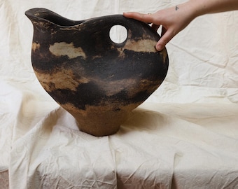 Jarrón escultórico de gres enrollado a mano – Colección Aheste, acabado negro y blanco sin esmaltar