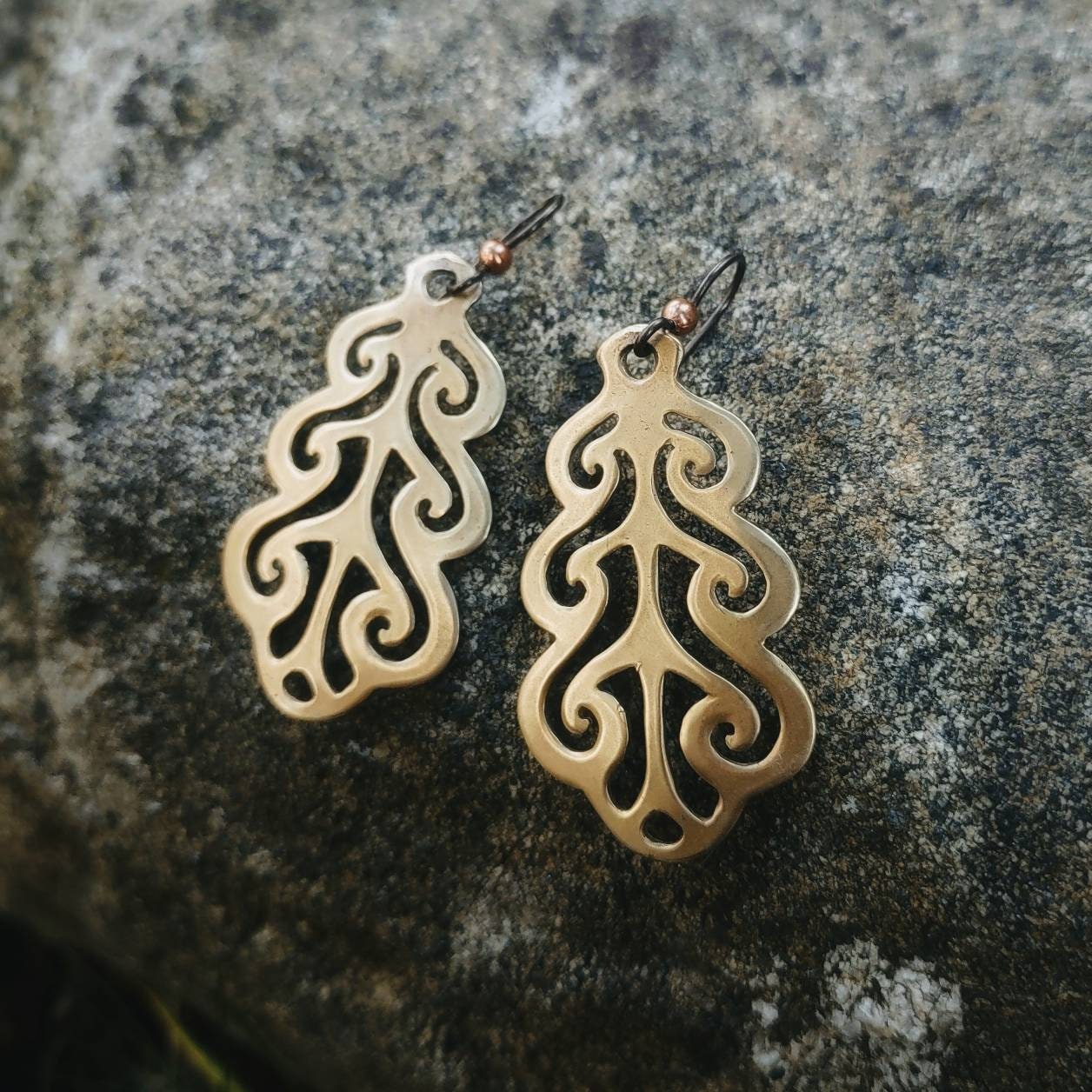 Pendientes de hojas de roble doradas / Hojas de otoño en bronce dorado cálido