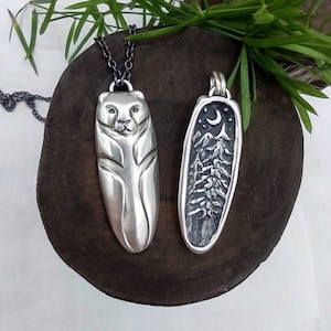 Collar de oso y bosque de pinos de doble cara en plata de ley / colgante de naturaleza con pinos y montañas, luna y estrellas