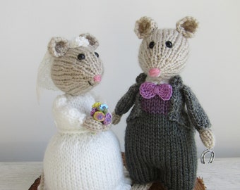 Hand knitted bride and groom mice.  Bridal mice. Wedding mice. Cake topper.  Wedding decoration. Wedding gift