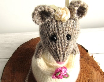 Hand knitted bride mouse. Cake topper. Wedding gift.Prom gift.