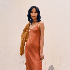 ローズ スリップ ドレス - テラコッタ - ロング スリップ ドレス ⋄ ローブ ボヘミアン シック - シルク - ブライズメイド ローブ - ボヘミアン イブニング ドレス - キャミソール ドレス - ホワイト レイヴン