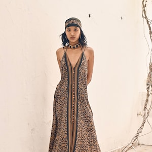 VESTIDO ASHA - Datura ⋄Vestido maxi de seda sin espalda con estampado de leopardo⋄ Vestido de verano boho con espalda caída⋄ Vestido de cóctel⋄ Elegante vestido elegante con tirantes finos