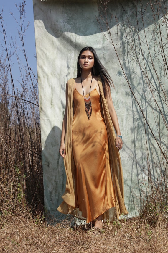 AURA WRAP - Saffron Boho Chic Layering Cape Hand Loomed Raw Silk Grecian  Dress Luxury Travel Lounge Wear Mustard Goddess Wrap Dress - Etsy Denmark