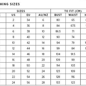 Pu&ograve; includere: Tabella delle taglie di abbigliamento che mostra le taglie UK, US, EU e AU/NZ con le misure corrispondenti di busto, vita e fianchi in centimetri.